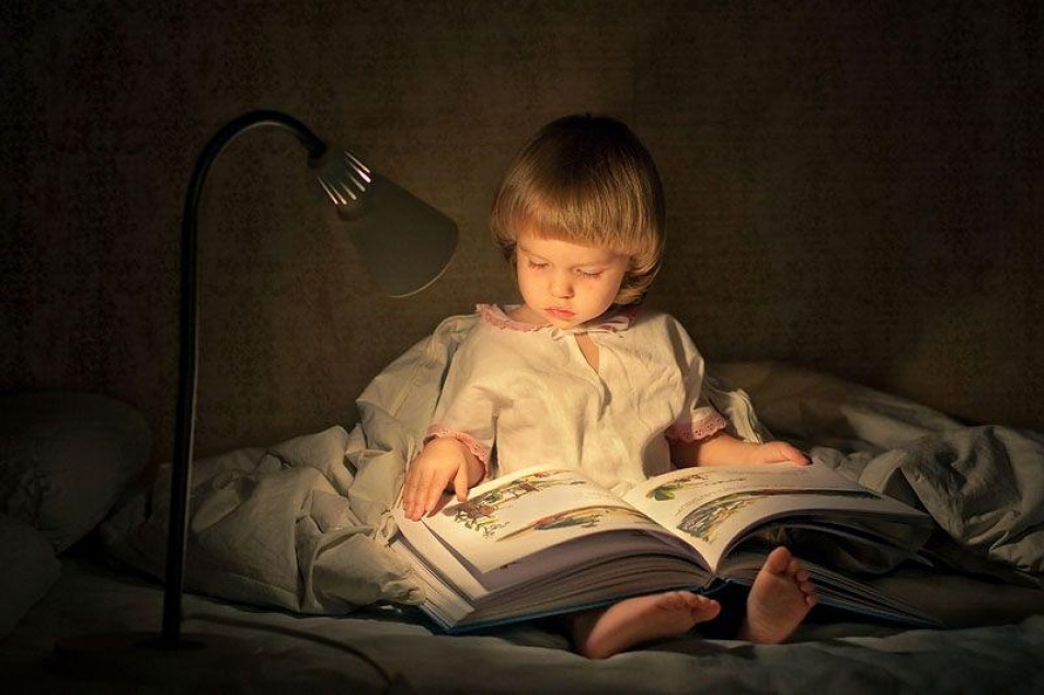 Читать книгу малыши от бывшего. Книги для детей. Чтение книг. Чтение сказок. Мальчик с книжкой.