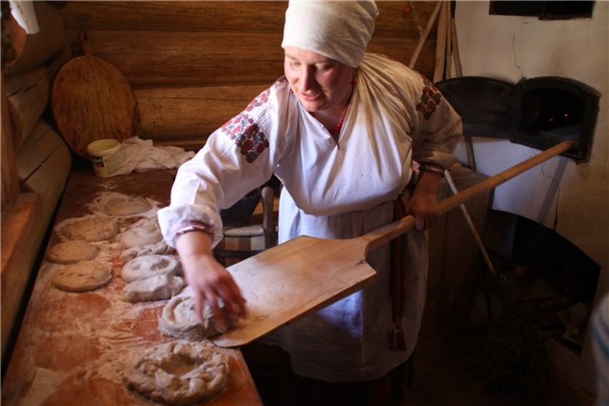 Женщина печет хлеб. Бабушка печет хлеб. Выпечка хлеба в старину. Выпечка хлеба на Руси.